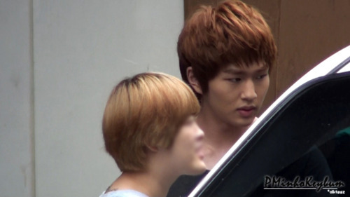 110709 Stalking Onew & Minho @ Music Core Tumblr_lo2qsuMOIf1qcl8qx