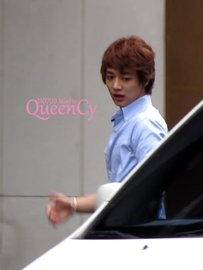 110709 Stalking Onew & Minho @ Music Core Tumblr_lo3p0wQHmX1qcl8qx