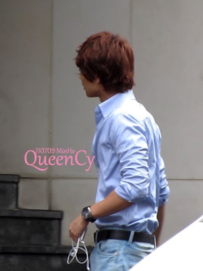 110709 Stalking Onew & Minho @ Music Core Tumblr_lo3p10Gcch1qcl8qx