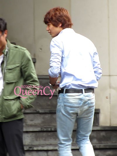 110709 Stalking Onew & Minho @ Music Core Tumblr_lo3p1r4BoA1qcl8qx