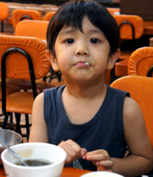 Cutie Yoogeunnie enjoying his meal! Tumblr_loffixaEz31qcl8qx