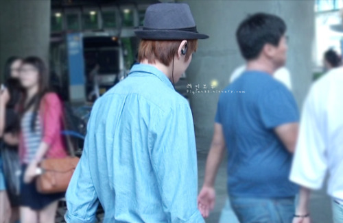 110717 Onew @ Incheon Airport Tumblr_loihf37vrR1qdcle7