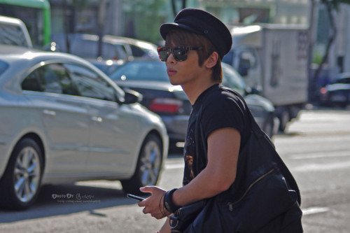 110718 Jonghyun @ camino a la fiesta de cumpleaños de Taemin Tumblr_lom2vfoAXq1qcl8qx