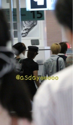 110802  SHINee @ Haneda airport Tumblr_lpa02nVuAY1qcl8qx