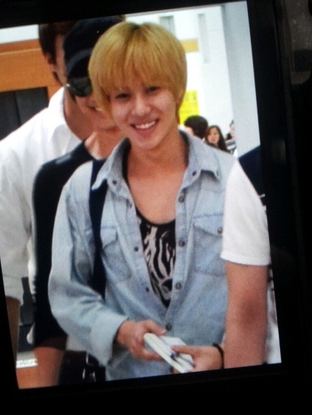 [2-8-2011][pics] SHINee tại sân bay trở về Hàn Quốc cho sự kiện  Tumblr_lpabqmtpfW1qibch5