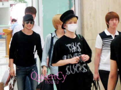  صور SHINee في المطار عائدين الى كوريا ..!! Tumblr_lpariw67EW1qcl8qx