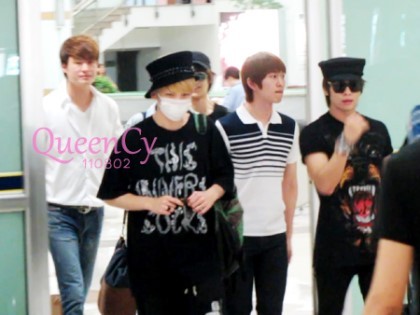 110802 SHINee @ Gimpo Airport  Tumblr_lparj5vpjn1qcl8qx