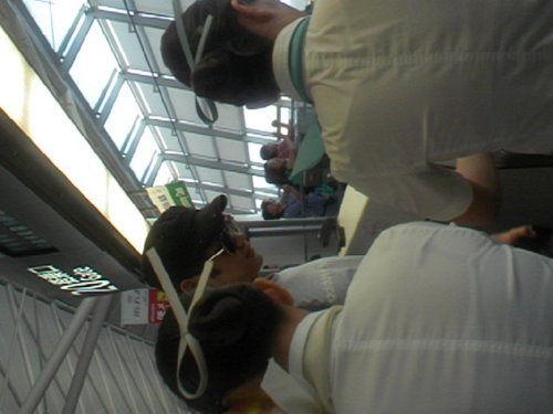 110812 SHINee @ Volviendo a Corea  Tumblr_lpskvqXPxF1qdcle7