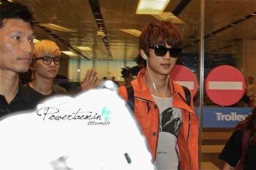 100911 SHINee llegando a Singapur  Tumblr_lrbhb6x5wT1qcl8qx