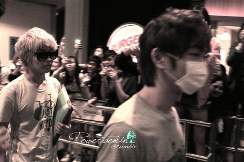 100911 SHINee llegando a Singapur  Tumblr_lrbhd89GEI1qcl8qx