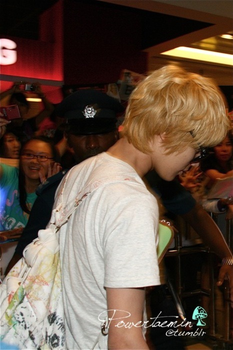 100911 SHINee llegando a Singapur  Tumblr_lrbhdr1Sf41qcl8qx