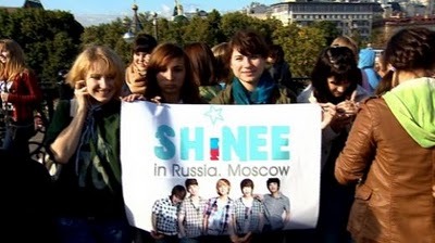 110921 | Les SHINee ont pleuré à Moscou au du Red Square. Tumblr_lrtjwm4kuI1qd0fz8