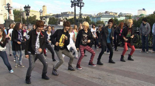 110921 | Les SHINee ont pris part au Flashmob en Russie Tumblr_lrtjycm2pT1qd0fz8