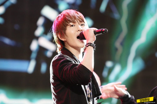 [IMG/290911]Onew @ Field of Dreams Fundraiser Concert  Tumblr_lsaapgtcRQ1qcl8qx