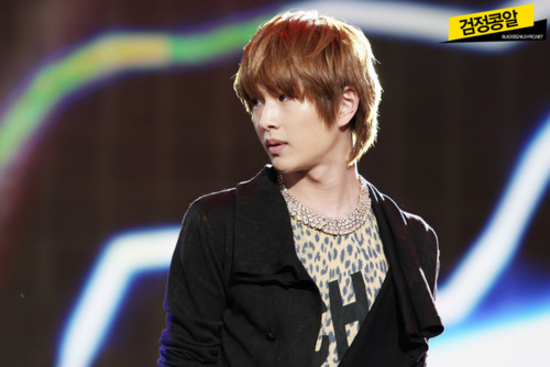 [IMG/290911]Onew @ Field of Dreams Fundraiser Concert  Tumblr_lsaar2iluf1qcl8qx