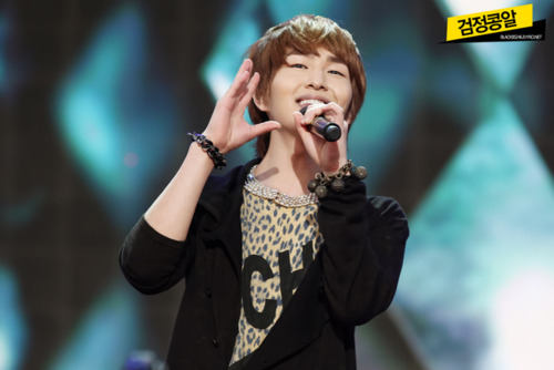 [IMG/290911]Onew @ Field of Dreams Fundraiser Concert  Tumblr_lsaarcrFyz1qcl8qx