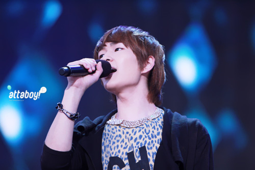 [IMG/290911]Onew @ Field of Dreams Fundraiser Concert  Tumblr_lsaatlhqwQ1qcl8qx