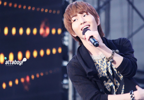 [IMG/290911]Onew @ Field of Dreams Fundraiser Concert  Tumblr_lsaaw1ThN81qcl8qx