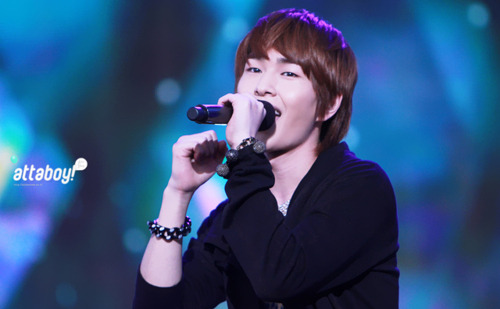 [IMG/290911]Onew @ Field of Dreams Fundraiser Concert  Tumblr_lsaaweXngs1qcl8qx