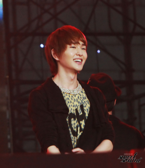 [IMG/290911]Onew @ Field of Dreams Fundraiser Concert  Tumblr_lsab054s0d1qcl8qx