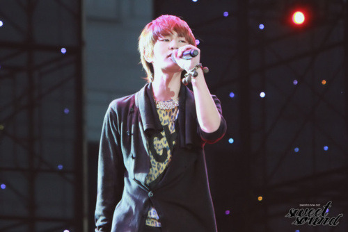 [IMG/290911]Onew @ Field of Dreams Fundraiser Concert  Tumblr_lsab0b08301qcl8qx