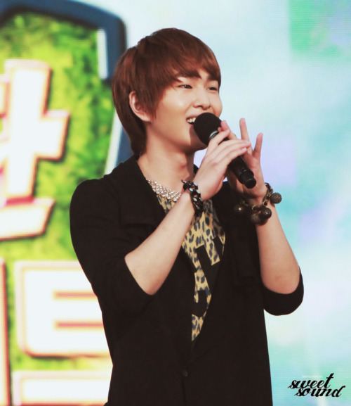 [IMG/290911]Onew @ Field of Dreams Fundraiser Concert  Tumblr_lsab1lgmPT1qcl8qx