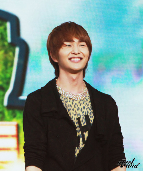 [IMG/290911]Onew @ Field of Dreams Fundraiser Concert  Tumblr_lsab30dljS1qcl8qx