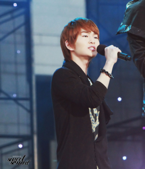 [IMG/290911]Onew @ Field of Dreams Fundraiser Concert  Tumblr_lsab6efdSe1qcl8qx