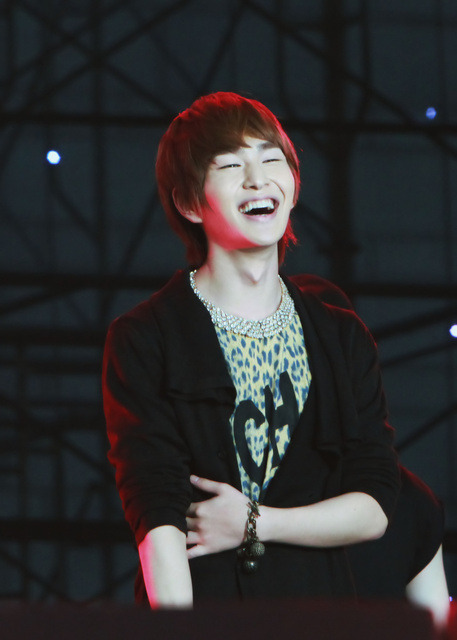 [IMG/290911]Onew @ Field of Dreams Fundraiser Concert  Tumblr_lsab98wJ4g1qcl8qx