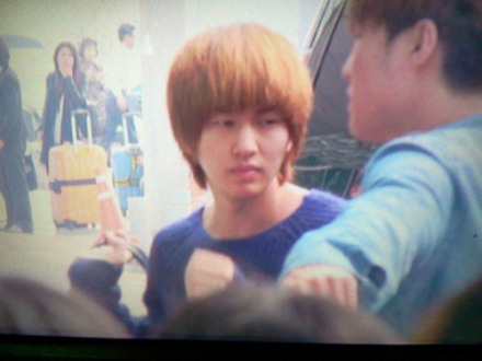 111009 Onew @ Aeropuerto de Incheon hacia EEUU Tumblr_lss20nBwI51qe7ekb