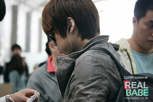 111009 Jonghyun @ Aeropuerto de Incheon hacia EEUU Tumblr_lssinz4nAW1qd0fz8