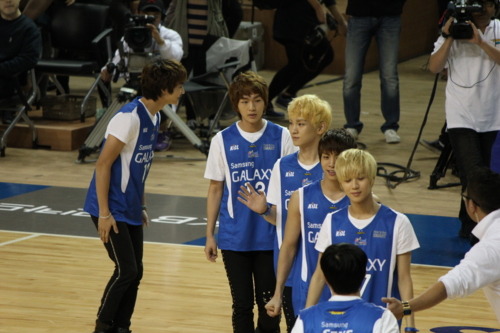 111016 @ SHINee - Seoul Samsung Thunders Basketball Team - Página 2 Tumblr_lt5rluTV7i1qfp3c6