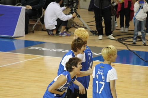 111016 @ SHINee - Seoul Samsung Thunders Basketball Team Tumblr_lt5roi9BWa1qfp3c6