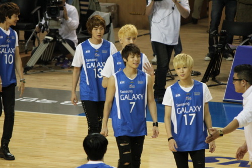 111016 @ SHINee - Seoul Samsung Thunders Basketball Team - Página 2 Tumblr_lt5rqc4CeS1qfp3c6