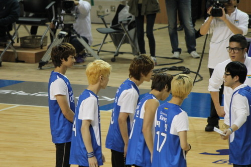 111016 @ SHINee - Seoul Samsung Thunders Basketball Team Tumblr_lt5rrqPNid1qfp3c6