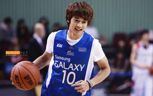 111016 @ SHINee - Seoul Samsung Thunders Basketball Team - Página 2 Tumblr_lt5v7e7TOW1qfp3c6