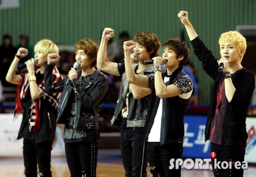 111016 SHINee @ Seoul Samsung Thunders Basketball Team Tumblr_lt63th6NU91qcl8qx