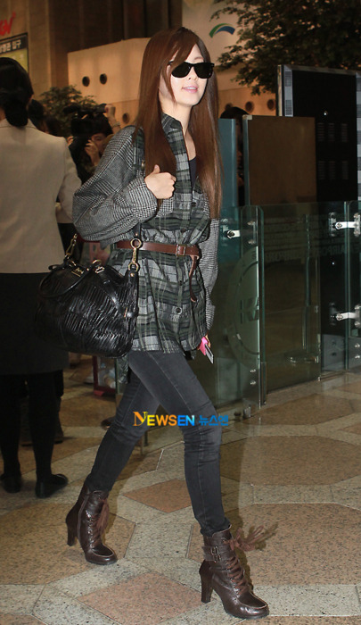 [PICS]SeoHyun@ Gimpo airport fly to China Tumblr_lubgqbyWF21r1wl81