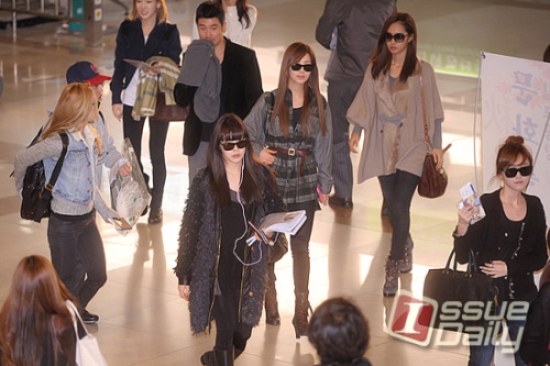 [PICS]SeoHyun@ Gimpo airport fly to China Tumblr_lubktitarx1r1wl81