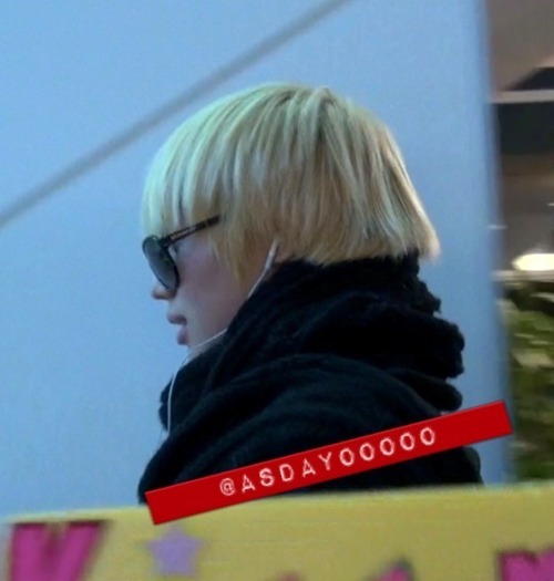 111206 Taemin arrived @ Japan Haneda Airport Tumblr_lvshzxK5KS1qkzxlw