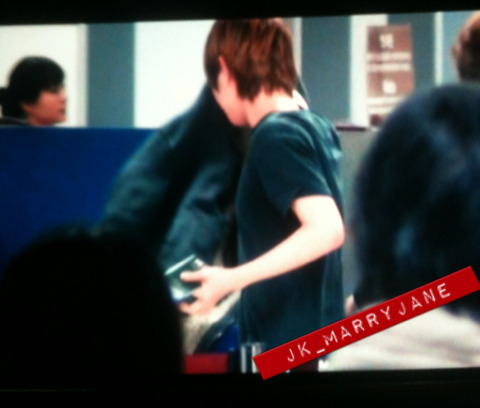 111223 Onew @ Gimpo Airport yendo a Japon Tumblr_lwn9kzrOmD1qcl8qx