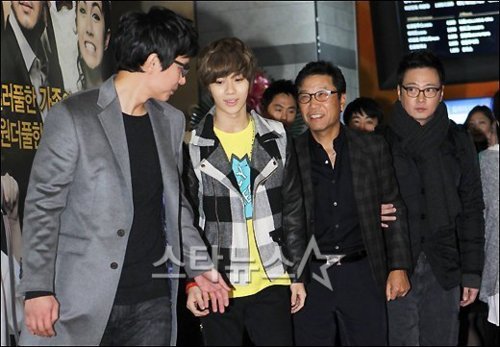 [120117] Maknae Taemin với Lee Soo Man- Kimin jong - Buổi trình chiếu bộ phim Papa Tumblr_lxy4gg7SM31qcl8qx