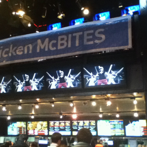 Lucifer en un McDonalds en Times Square, NYC. Tumblr_lydem5pnOu1qd0fz8