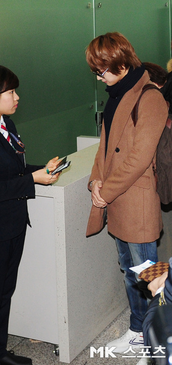 120207 Minho Incheon Airport rumbo a Paris Tumblr_lz00xw4b891qcl8qx