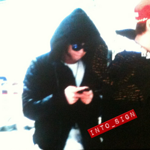 120213 Jonghyun @ Aeropuerto Gimpo regreso de Japon Tumblr_lzbuxnO1sy1qcl8qx