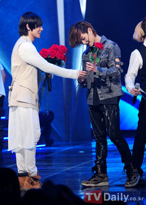 120322 SHINee @ Mnet Countdown  Tumblr_m1a9vaWjpV1qcl8qx