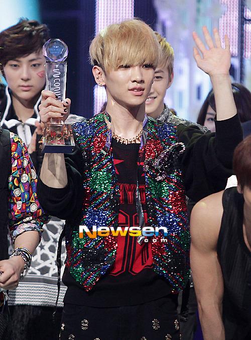 SHINee @ 1st win at M!Countdown Stage  Tumblr_m1nba7pTu01r42vy8