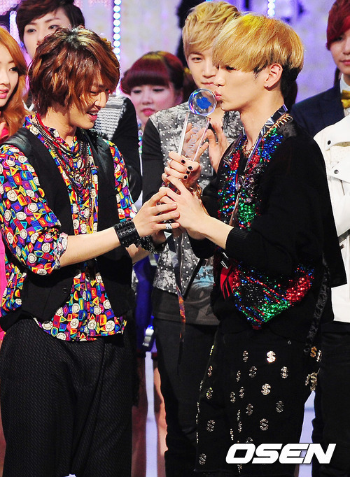 SHINee @ 1st win at M!Countdown Stage  Tumblr_m1nc5qQQuV1r42vy8