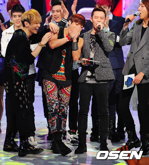 SHINee @ 1st win at M!Countdown Stage  Tumblr_m1nc6hkzL61r42vy8