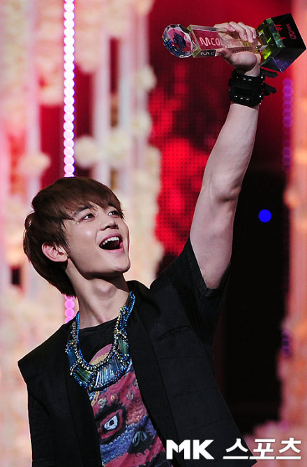 SHINee @ 1st win at M!Countdown Stage  Tumblr_m1nc9elpv31qfp3c6